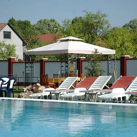 Piknik Wellness Отель Шиофок